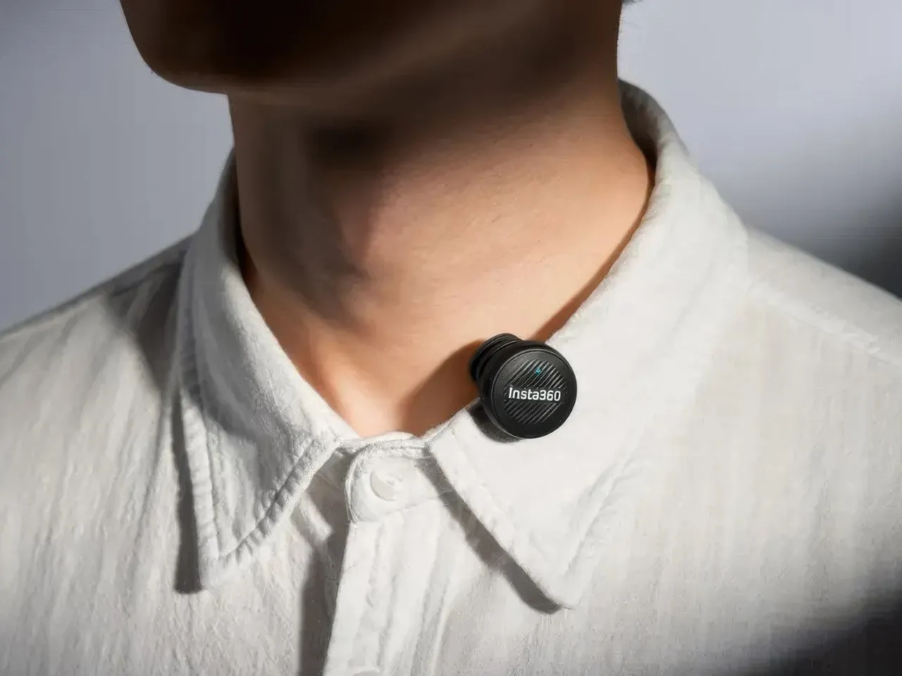 insta360 mic air siêu nhẹ và nhỏ gọn, cài trên cổ áo "tàng hình"